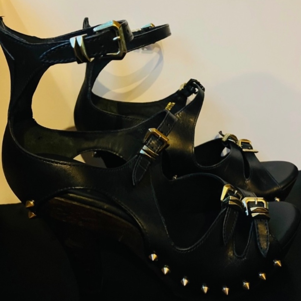 ALEXANDER MCQUEEN STUDDED PLATFORM SANDAL HEELS SIZE 35- BLACK (LEATHER)/ GOLD